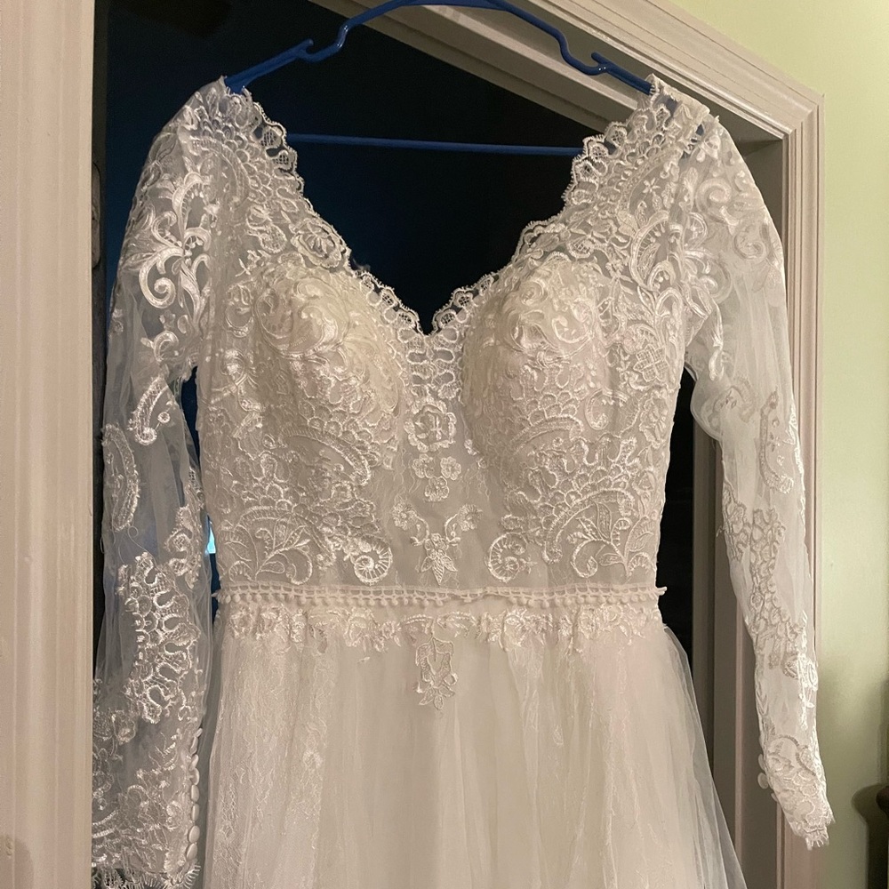 Lulus wedding dress - Picture 2 of 8